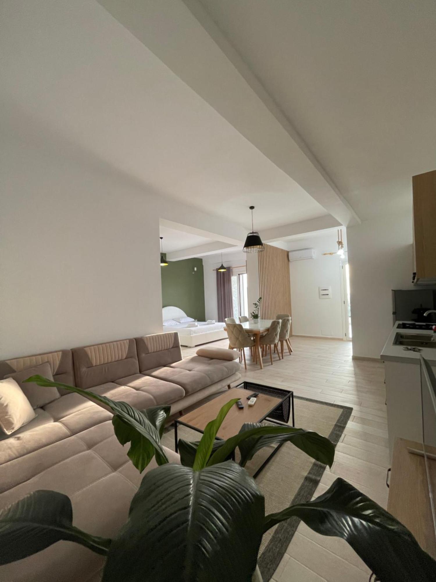 Perla Luxury Apartment - Private Patio & Parking Vlore Luaran gambar
